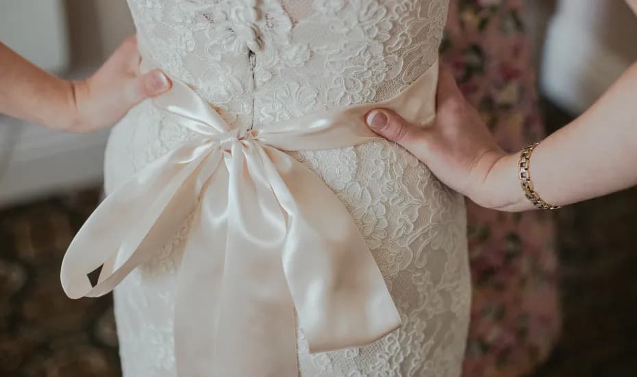Jak przechowywać suknię ślubną, by uniknąć jej zniszczenia?