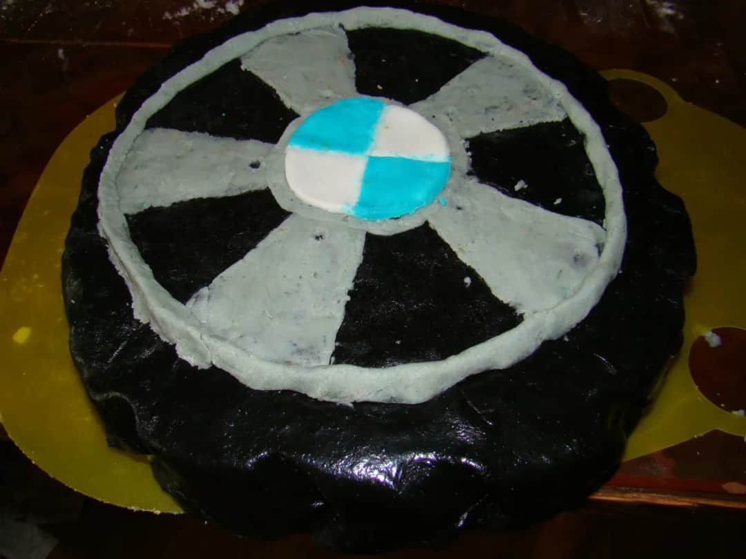 Jak zrobić tort opona - prosty przepis na efektowny deser