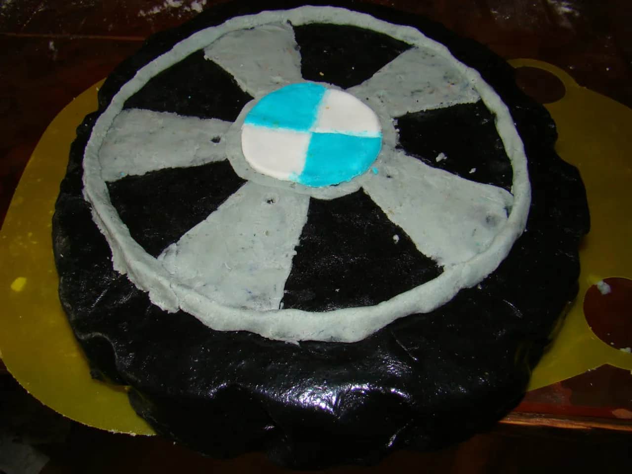 Jak zrobić tort opona - prosty przepis na efektowny deser