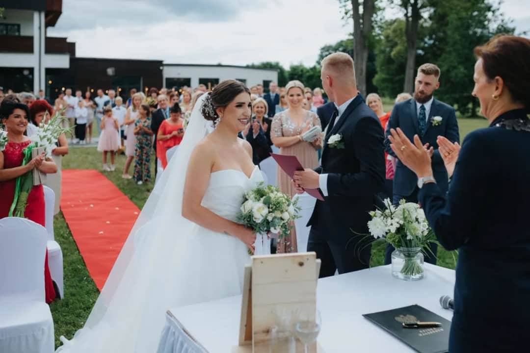 Kto daje ślub cywilny? Poznaj uprawnienia i wymagania prawne