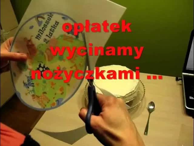 Kiedy położyć opłatek na tort, aby uniknąć zniszczenia ciasta?