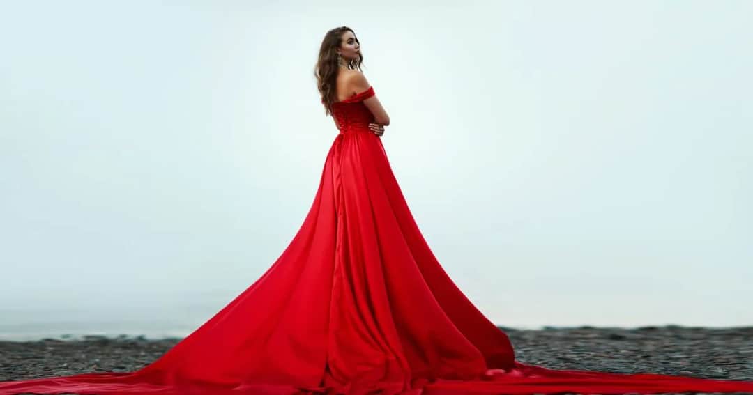 Czerwona suknia ślubna znaczenie: odkryj jej głęboką symbolikę