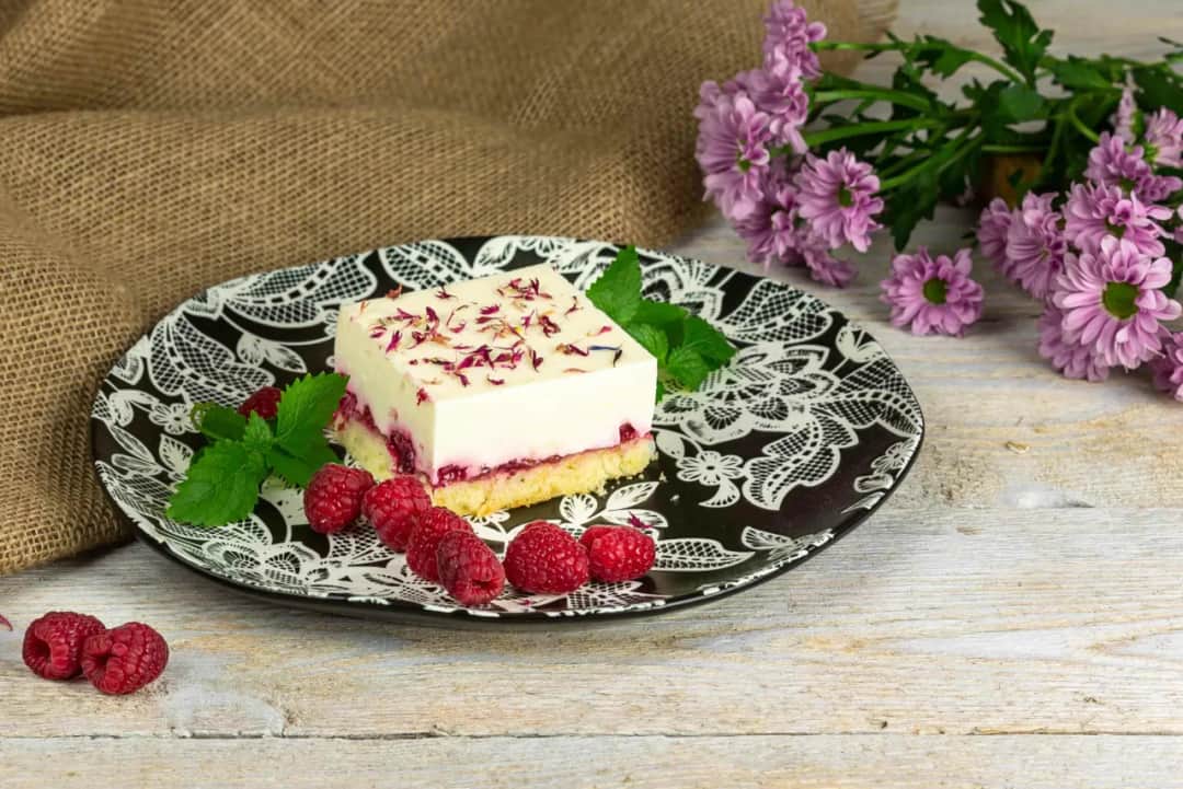 Ile ciasta na komunie dla 40 osób? Sprawdź, by nie zabrakło!