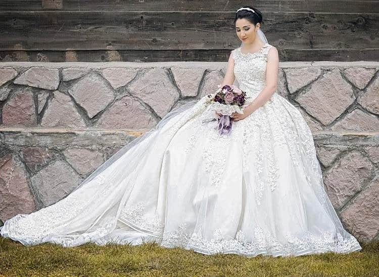 Czy za przymiarkę sukni ślubnej się płaci? Sprawdź, co musisz wiedzieć