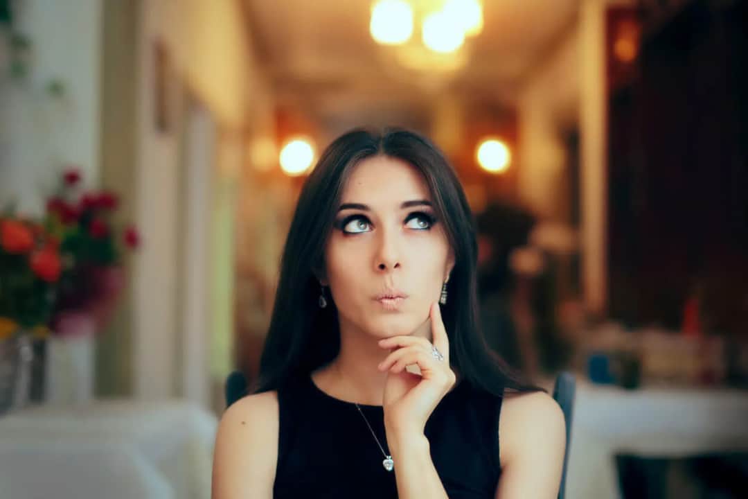 Jak ożywić czarną sukienkę na wesele? Oto najlepsze pomysły na dodatki