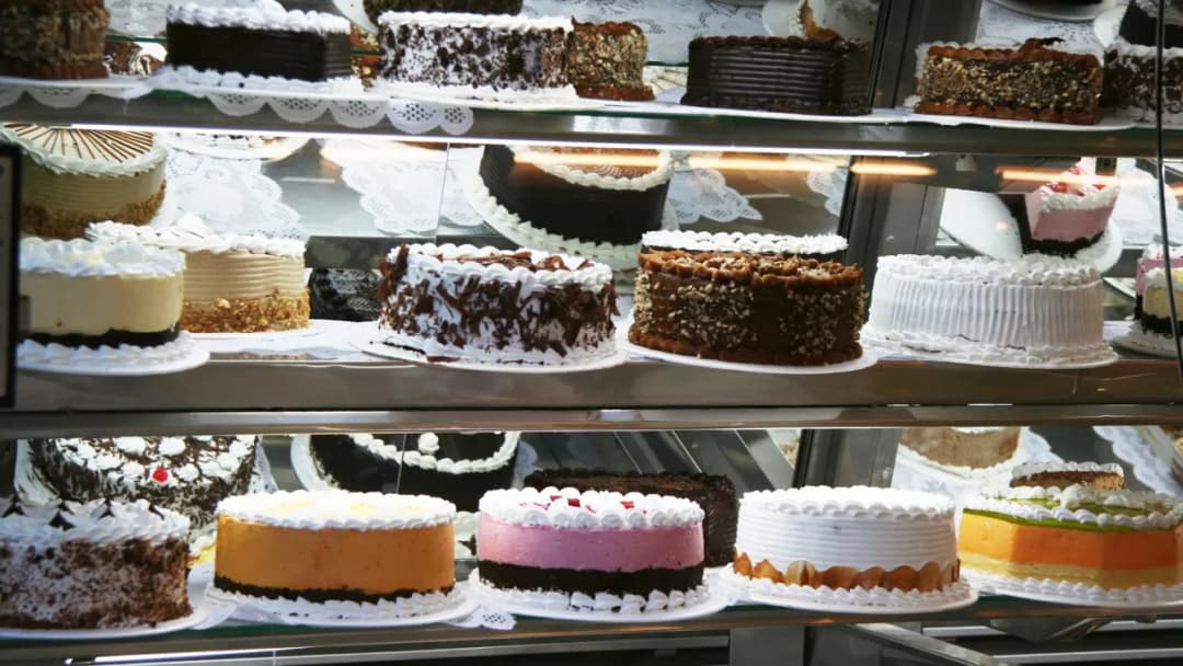 Ile kosztuje tort 1,5 kg? Poznaj ceny i czynniki wpływające na koszt