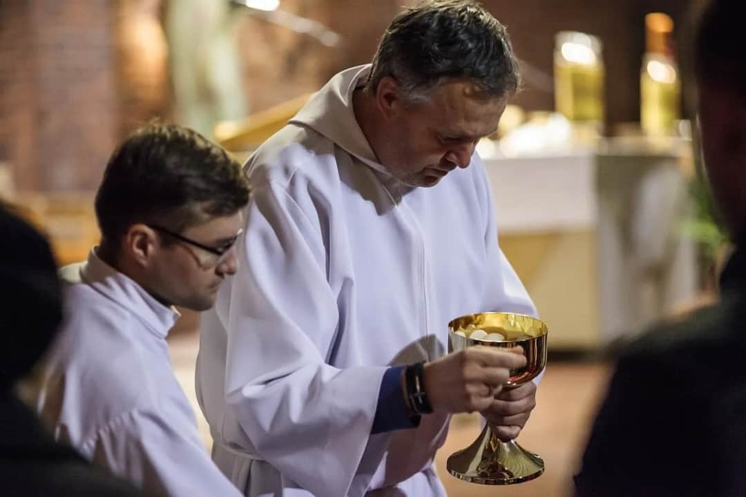 Czy ksiądz może odmówić komunii na rękę? Prawda i mity o zasadach