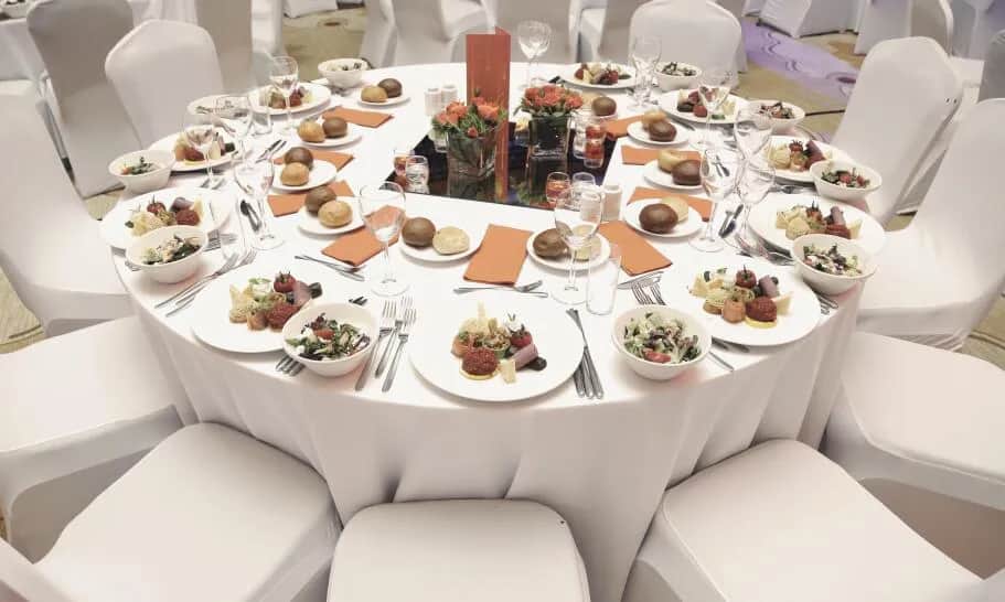 Ile kosztuje catering na komunie? Poznaj ceny i ukryte koszty