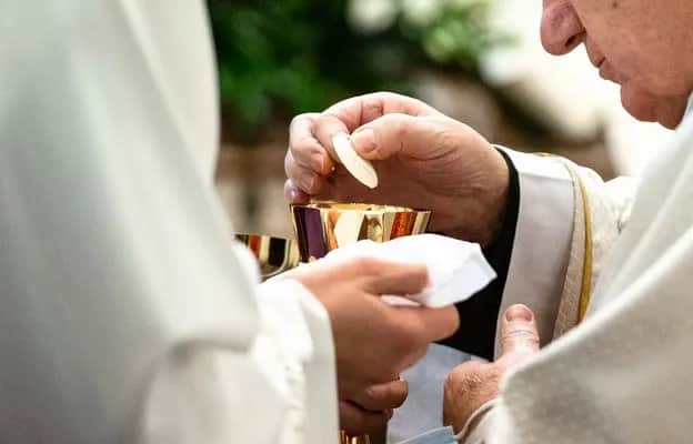 Czy można przyjąć komunię świętą dwa razy w ciągu dnia? Oto zasady