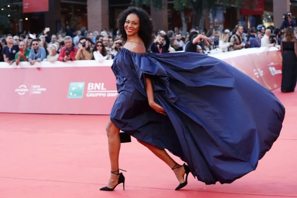 Jakie buty do granatowej sukienki na wesele, by zachwycić wszystkich?