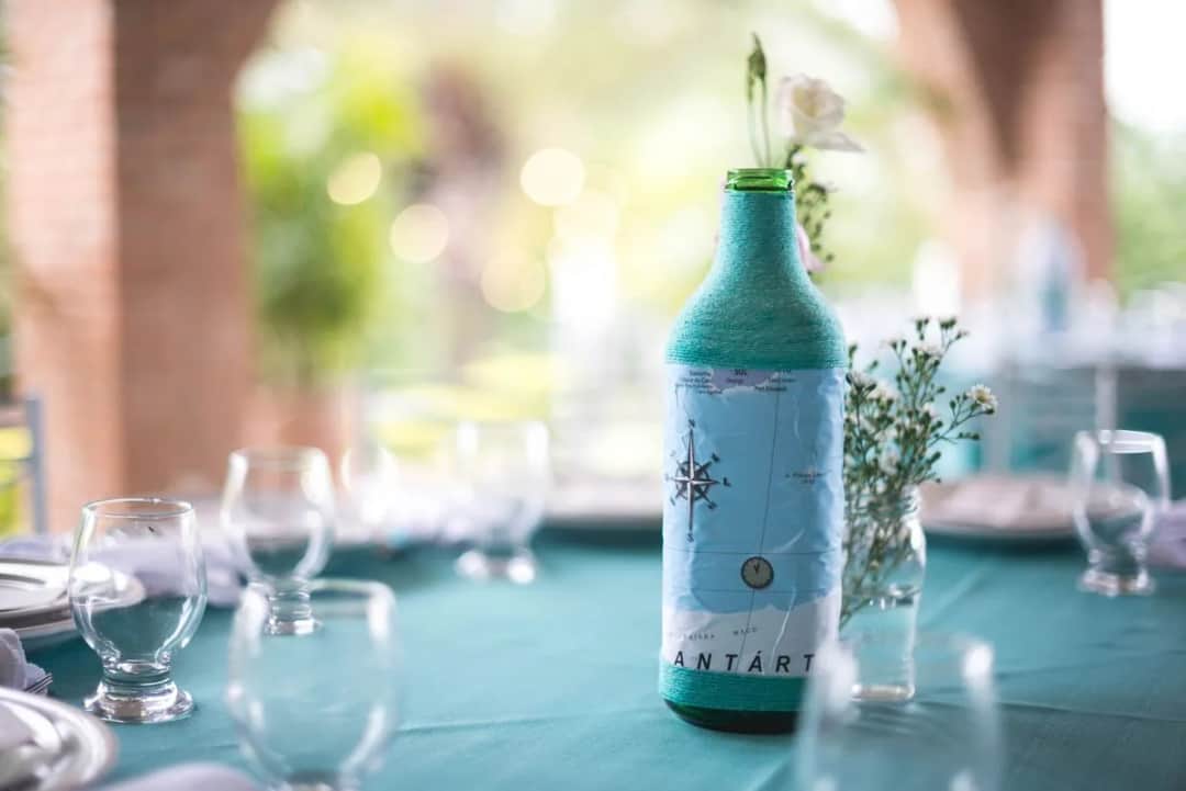 Jak ozdobić butelkę wina na ślub - kreatywne pomysły i inspiracje