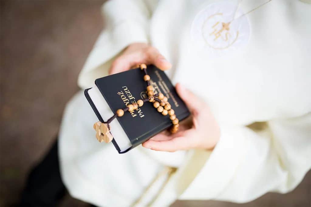 Co to jest komunia święta w katechizmie i jej znaczenie dla wiernych