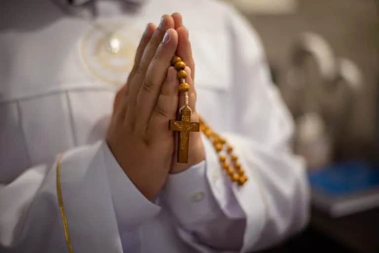 W jakim wieku dzieci idą do komunii? Odkryj kluczowe informacje