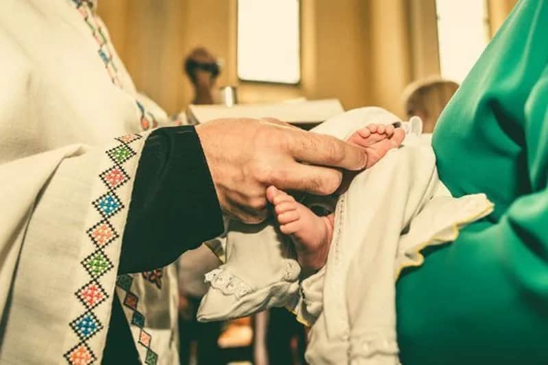 Ile się daje na chrzest księdzu? Oto co warto wiedzieć przed decyzją