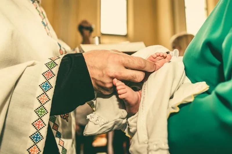 Ile się daje na chrzest księdzu? Oto co warto wiedzieć przed decyzją