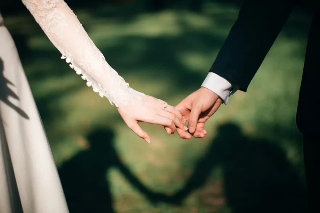 Przewodnik po organizacji wesela na Mazurach: romantyczny ślub nad jeziorem